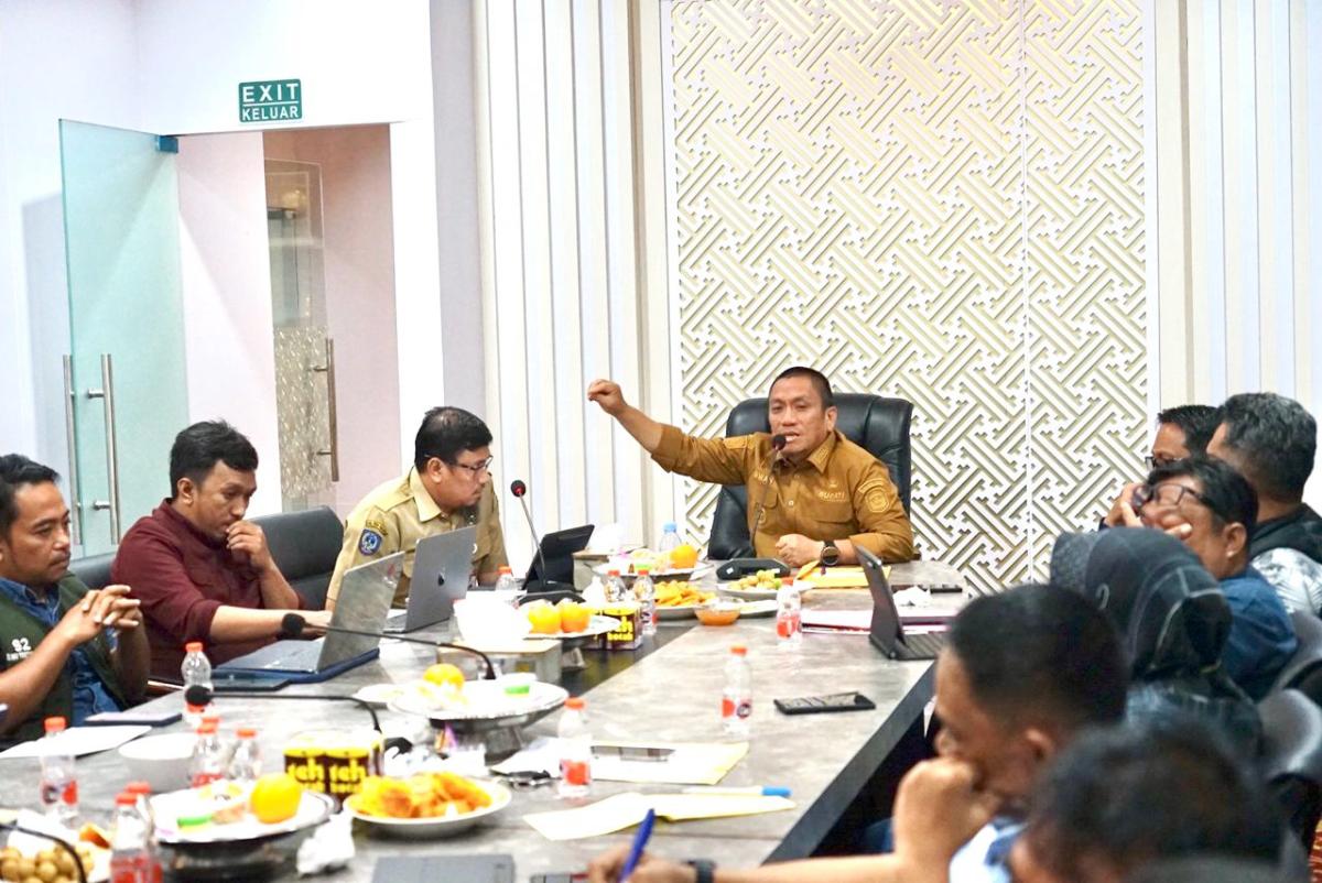 EVALUASI -- Bupati Luwu Timur, Irwan Bachri Syam memimpin Rapat Koordinasi (Rakor) Progres Pelaksanaan Program Pembangunan Desa Unggul, Maju, dan Sejahtera (Pandu Juara) Tahun 2026 di Ruang Rapat Pimpinan Bupati, Selasa (14/7) malam.
