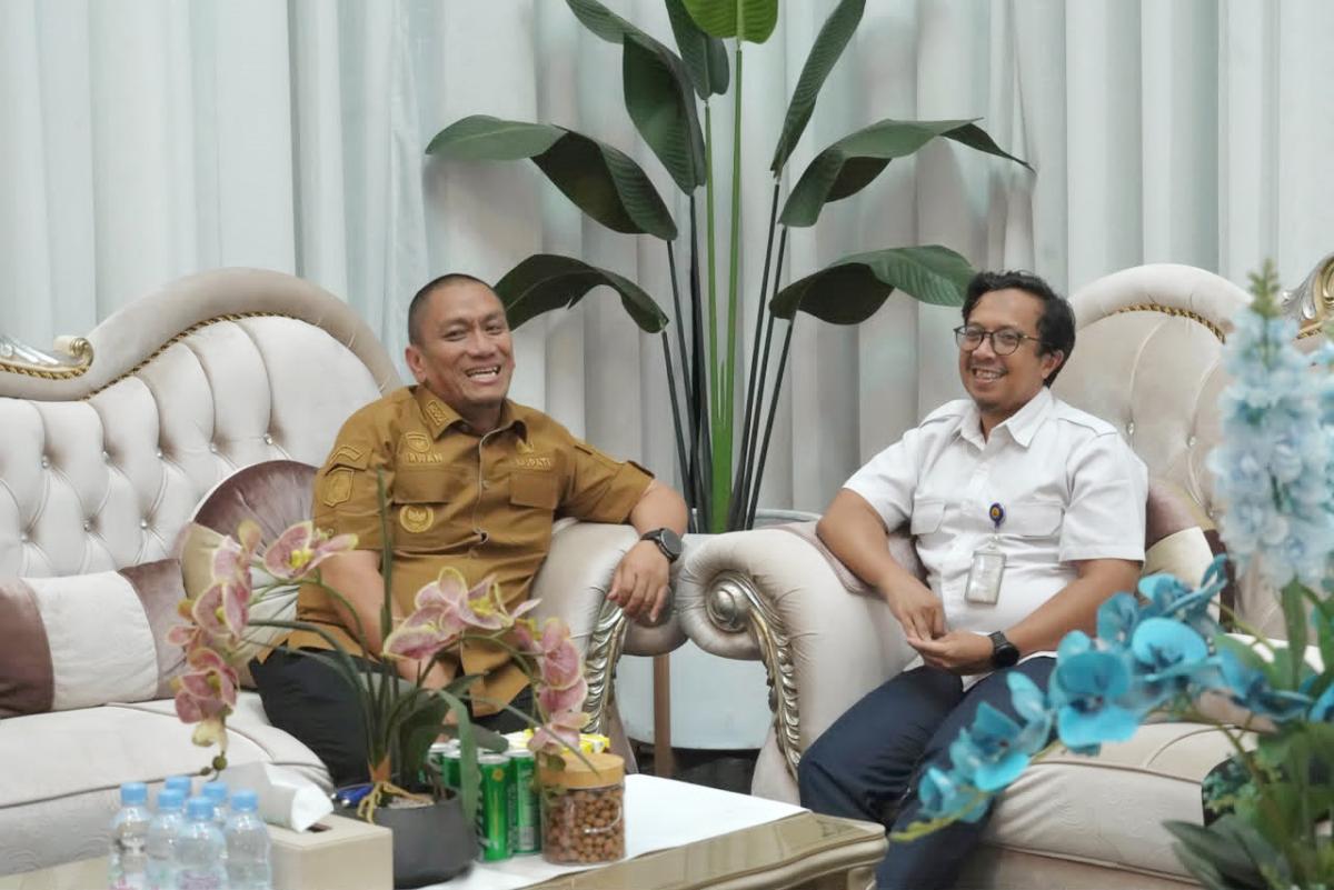 AUDIENSI -- Bupati Luwu Timur, Irwan Bachri Syam menerima audiensi jajaran Balai Penataan Bangunan, Prasarana dan Kawasan (BPBPK) Sulawesi Selatan dalam rangka Coaching Clinic II di Kediaman Bupati baru-baru ini. 
