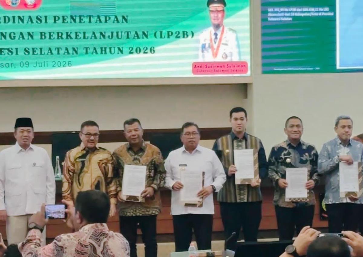 RAKOR -- Bupati Luwu Timur, Irwan Bachri Syam menghadiri Rakor finalisasi penetapan LP2B Kabupaten/Kota se-Sulsel di Ruang Rapat Pimpinan Kantor Gubernur Sulsel baru-baru ini. 
