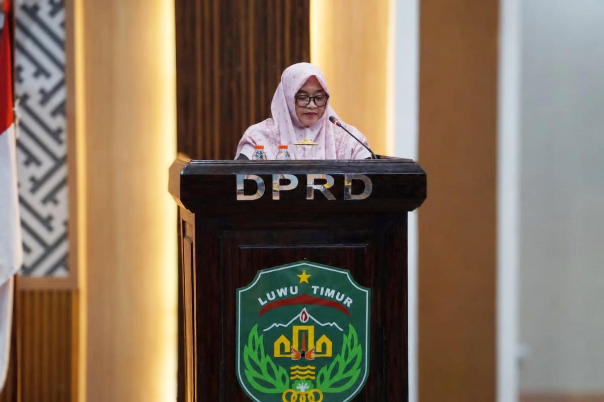 PARIPURNA -- Wabup Luwu Timur, Hj. Puspawati Husler menghadiri rapat paripurna DPRD Lutim terkait penyampaian jawaban bupati atas pemandangan umum fraksi-fraksi terhadap Ranperda pertanggungjawaban pelaksanaan APBD TA 2025 di Ruang Rapat Paripurna DPRD, Malili, Senin (6/7).

