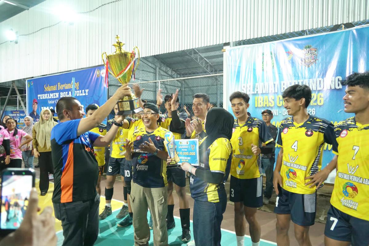 KEMBALI DIGELAR -- Bupati Luwu Timur, Irwan Bachri Syam memastikan Turnamen Bola Voli Ibas Cup akan terus berlanjut sebagai wadah pembinaan atlet saat menghadiri babak final Turnamen Bola Voli Ibas Cup 2026 di Lapangan Voli Desa Ledu-Ledu, Kecamatan Wasuponda, Senin (13/7) malam.
