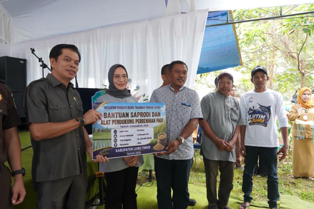 Para Petani Terima Bantuan Rp12,4 M