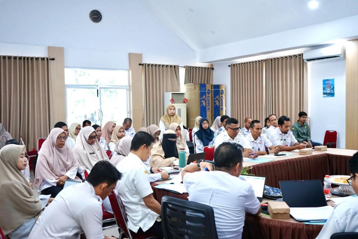 DONGKRAK PAD -- Bapenda Pemerintah Kabupaten Luwu Timur menggelar High Level Meeting (HLM) Tim Percepatan dan Perluasan Digitalisasi Daerah (TP2DD) yang dirangkaikan Rapat Monitoring dan Evaluasi PAD Triwulan II Tahun 2026 di Aula Kantor Bapenda, Malili baru-baru ini. 