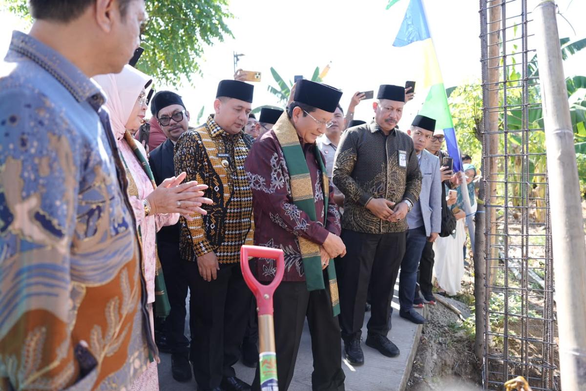 ist
GERBANG-- Menteri Agama RI, KH Nasaruddin Umar bersama Wali Kota Makassar Munafri Arifuddin melakukan peletakan batu pertama pembangunan Gerbang Moderasi Indonesia di kawasan BTP Blok AC Telkom, Kelurahan Barua, Kecamatan Biringkanaya, Kamis (9/7).