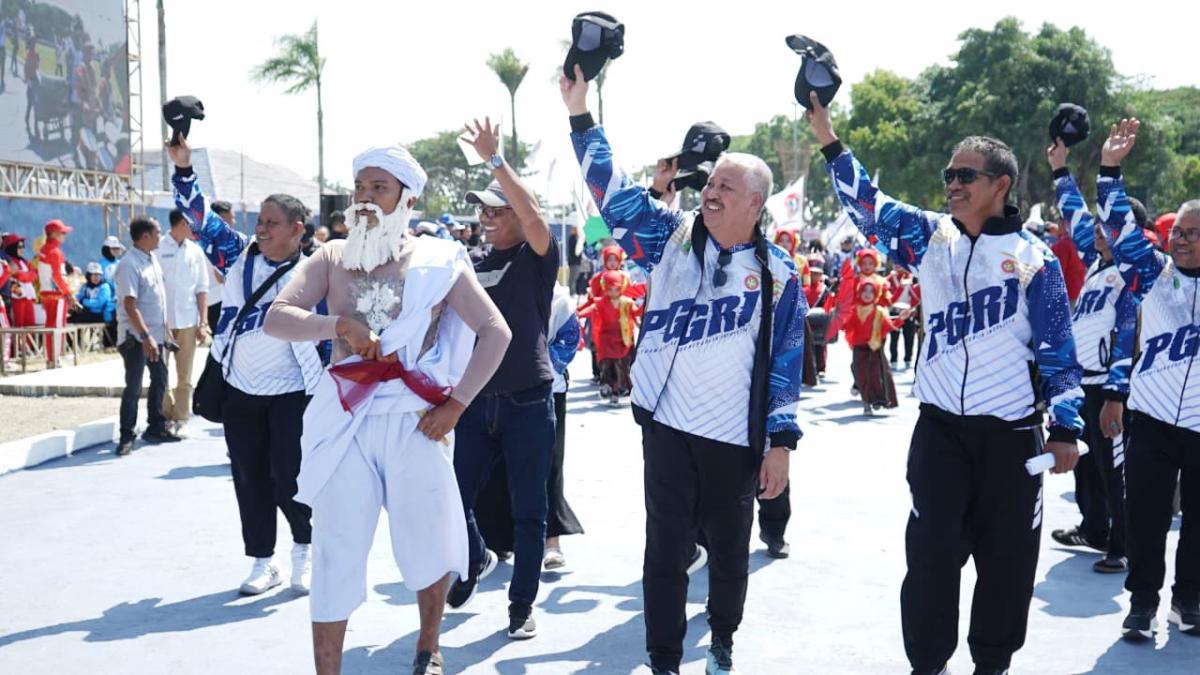 DEFILE -- Bupati Pinrang HA Irwan Hamid memimpin langsung defile Kontingen PGRI Kabupaten Pinrang pada pembukaan Pekan Olahraga, Seni, dan Pembelajaran (Porsenijar) PGRI Provinsi Sulawesi Selatan di Stadion Ganggawa, Pangkajene, Kabupaten Sidrap, Kamis (2/7).
