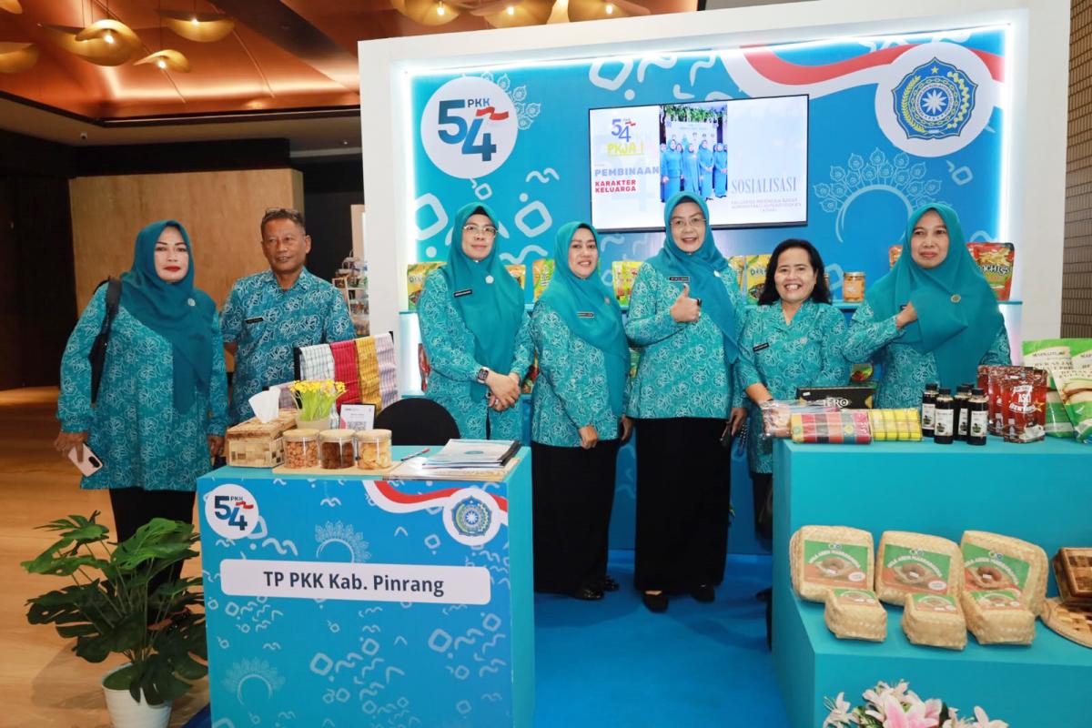 PAMERAN -- Tim Penggerak PKK Kabupaten Pinrang hadir pada pembukaan pameran UMKM, Cek Kesehatan Gratis, dan pemecahan rekor MURI Minum Multiple Micronutrient Supplement (MMS) Serentak bagi Ibu Hamil di Hotel Claro Makassar, Kamis (9/7).
