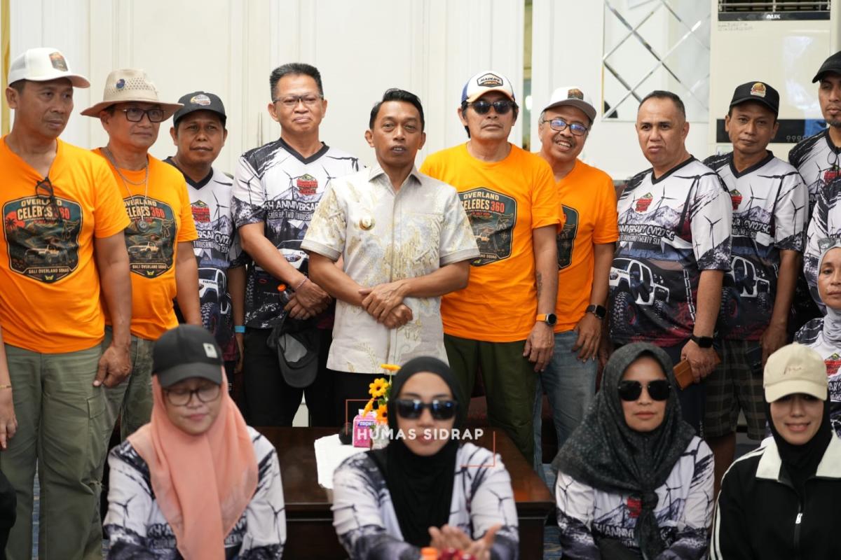 KUNJUNGAN -- Bupati Sidrap, Syaharuddin Alrif, menerima kunjungan silaturahmi Komunitas Camper Van Indonesia South Celebes di Baruga Rumah Jabatan Bupati Sidrap, Minggu (5/7).