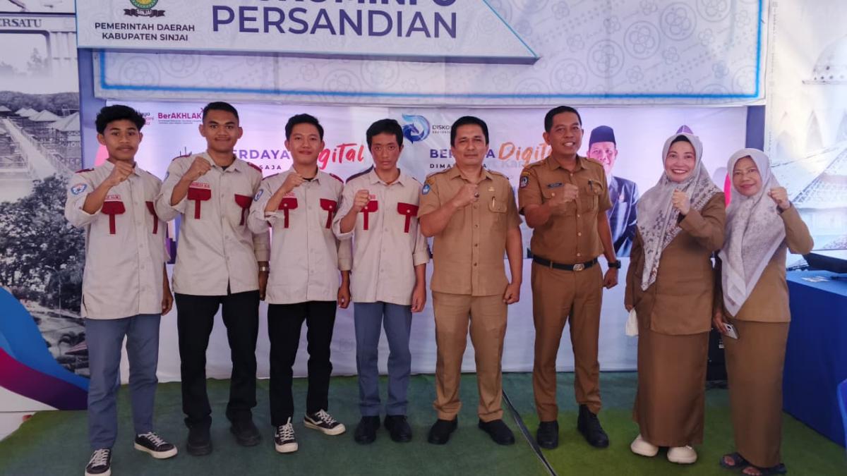 MAGANG -- Kabid Statistik dan Persandian, Usman didampingi Kepala UPTD Radio Suara Bersatu dan Sinjai TV, Mardiyah, serta Kepala Tata Usaha UPTD Radio Suara Bersatu dan Sinjai TV, Nurdahniar foto bersama guru dan empat siswa SMKN 2 Sinjai yang magang di Kantornya, Senin (6/7).
