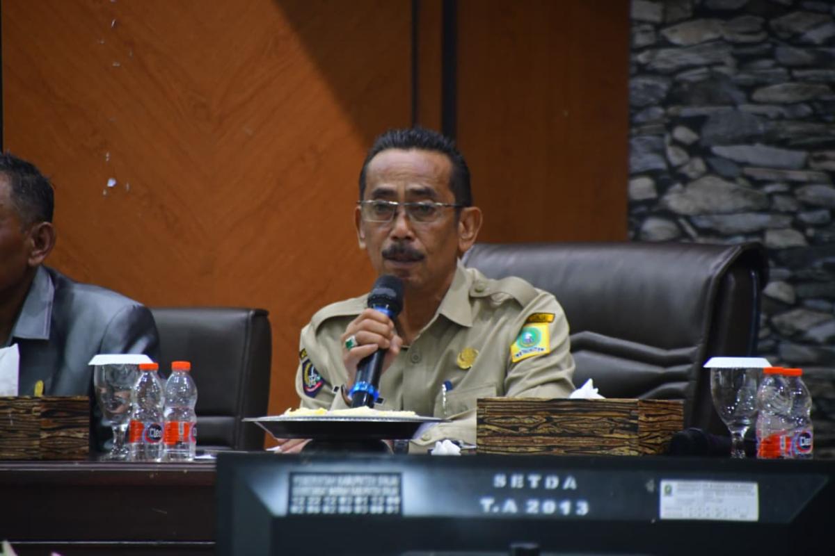 RAPAT -- Sekkab Sinjai, Andi Jefrianto Asapa saat memimpin rapat pemantapan peringatan HUT RI ke-81 tahun 2026 di Ruang Pola Kantor Bupati Sinjai, Senin (27/7).
