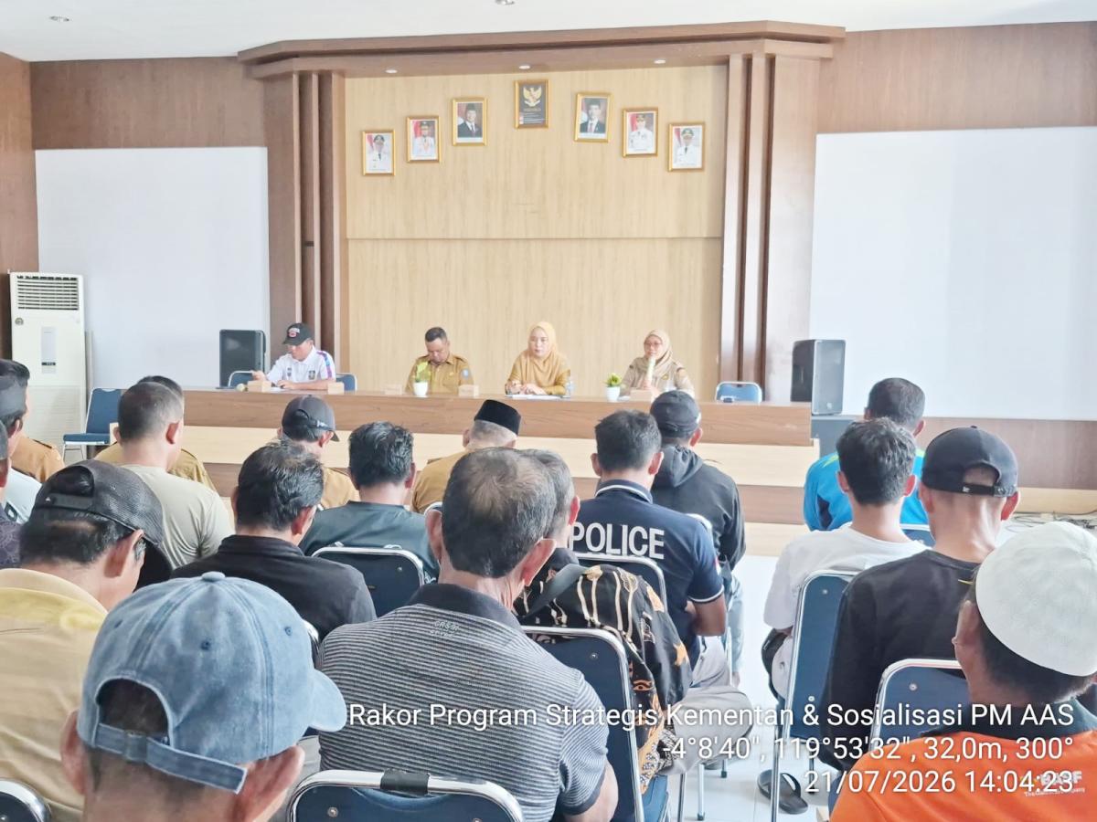 RAKOR -- Pengurus KTNA Kecamatan Marioriawa menggelar Rakor pelaksanaan program strategis Kementerian Pertanian demi menyukseskan target swasembada pangan nasional di Aula Kantor Camat Marioriawa, Kabupaten Soppeng, Selasa (21/7).