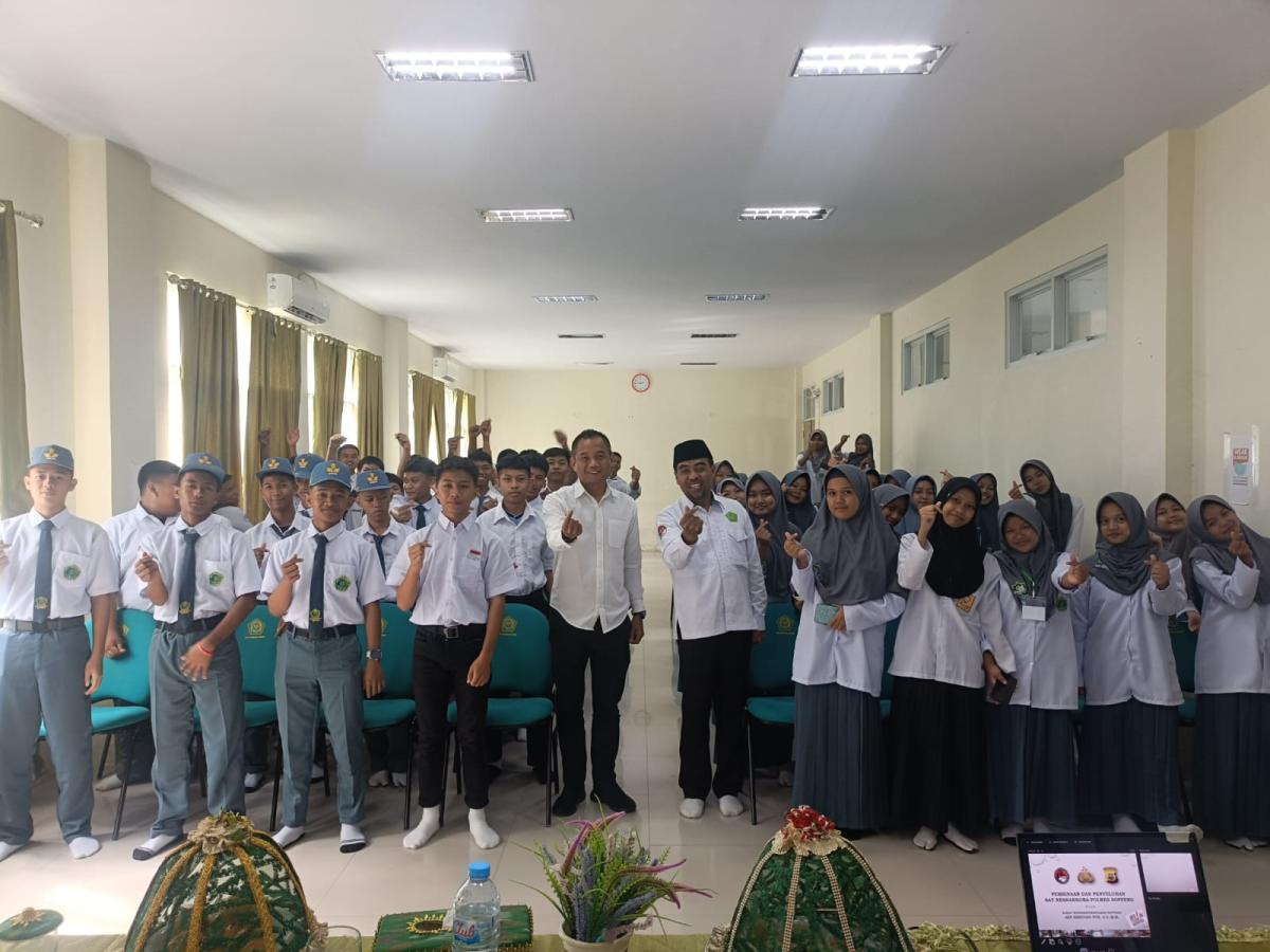 BINLUH -- Sat Resnarkoba Polres Soppeng bergerak aktif melakukan pencegahan penyalagunaan narkoba. Salah satunya lewat kegiatan Pembinaan dan Penyuluhan (Binluh) yang digelar di MAN 1 Soppeng, Kabupaten Soppeng, Senin (20/7). 
