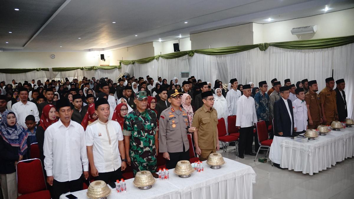 WISUDA -- Bupati Soppeng Suwardi Haseng dan Wakil Bupati Soppeng Selle KS Dalle saat menghadiri kegiatan Wisuda Hafizh II dan Penamatan Santri Kelas IX Pondok Pesantren Tahfizhul Qur'an Al-Imam Hafsh Soppeng Tahun 2026 di Aula Kantor Kecamatan Lalabata. Selasa (7/7). 
