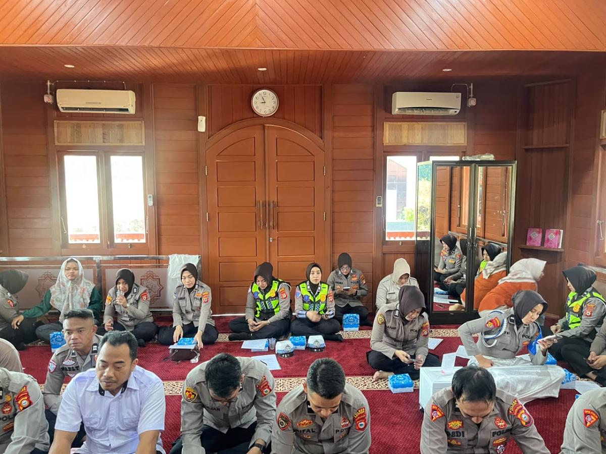 BINA ROHANI -- Polres Soppeng menggelar Binrohtal di Masjid Al-Aqso 2003 lingkungan Polres Soppeng, Kamis (23/7). Seluruh personel kepolisian beserta ASN yang beragama Islam berkumpul untuk mengikuti kegiatan.
